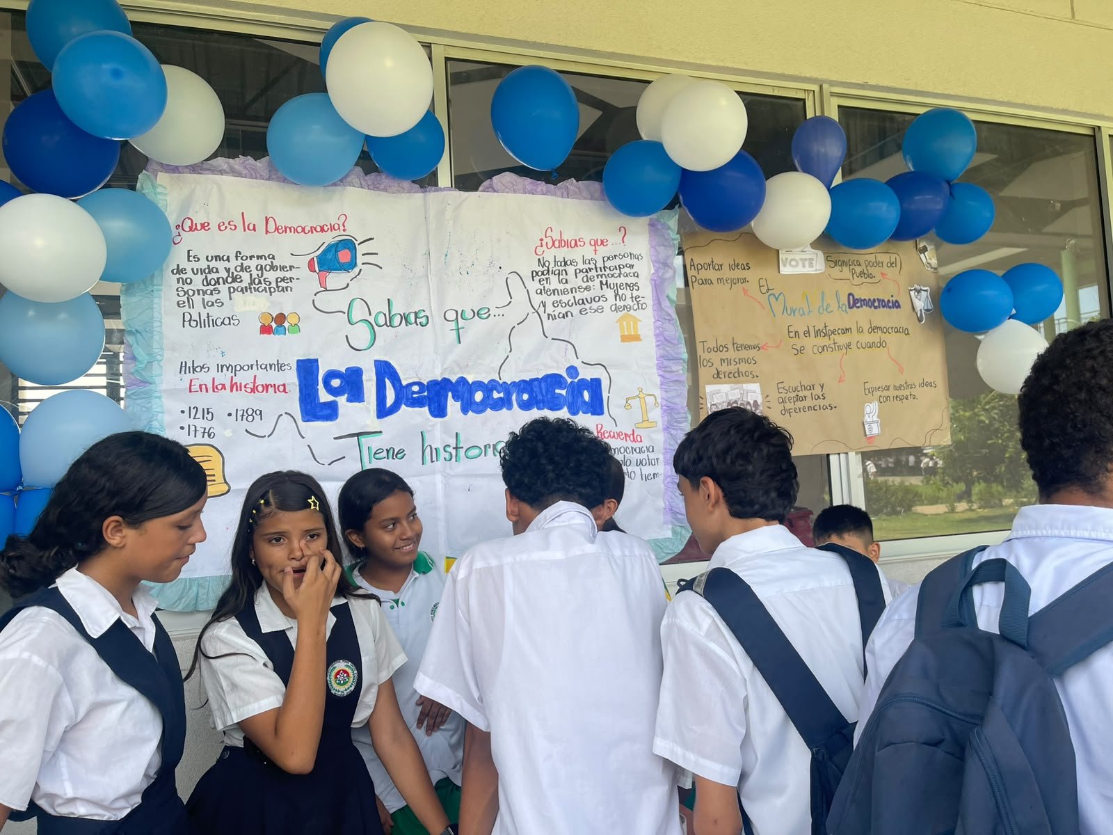 Celebración del Día de la Democracia en la Institución Educativa